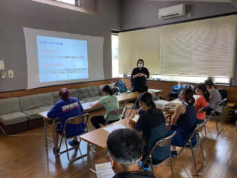 選手たちへ講義する著者（書籍より）