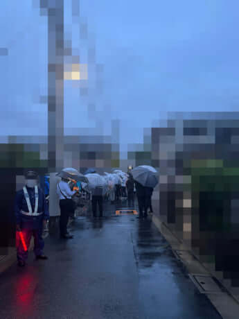 交通整理に駆り出された警察官も大変そうだった