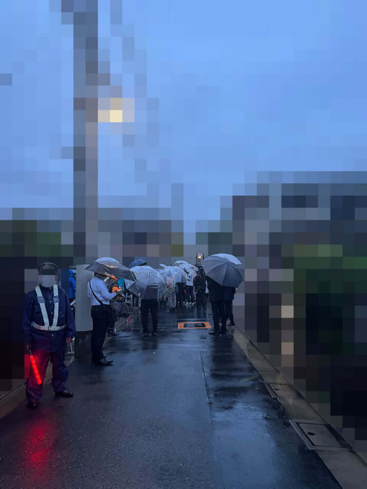 交通整理に駆り出された警察官も大変そうだった