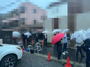離れたところで見守る私服警官たち