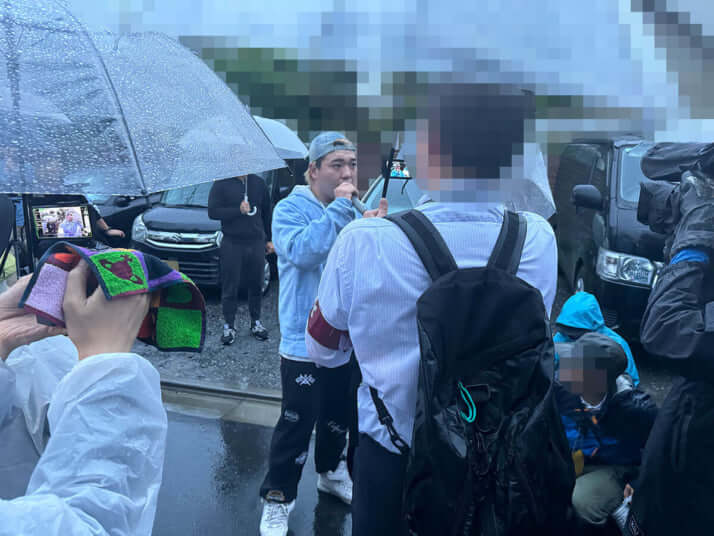 「ヨォ、ヨォ」と突然ラップを披露した謎のラッパー