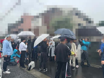 約50人の支持者、マスコミ、警官が集まり、閑静な住宅街は大混乱となった