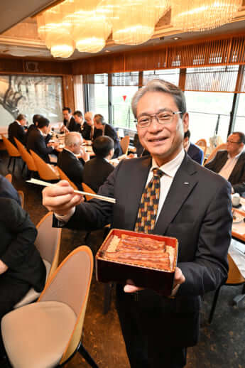 24年19号グラビア 100万円ウナギ_1