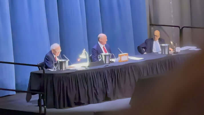 「バークシャー・ハザウェイ」年次株主総会の様子