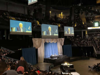 「バークシャー・ハザウェイ」年次株主総会の様子