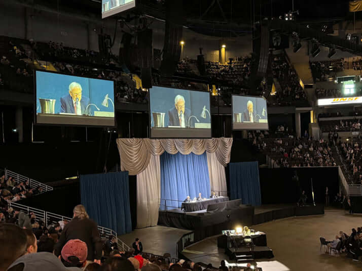 「バークシャー・ハザウェイ」年次株主総会の様子