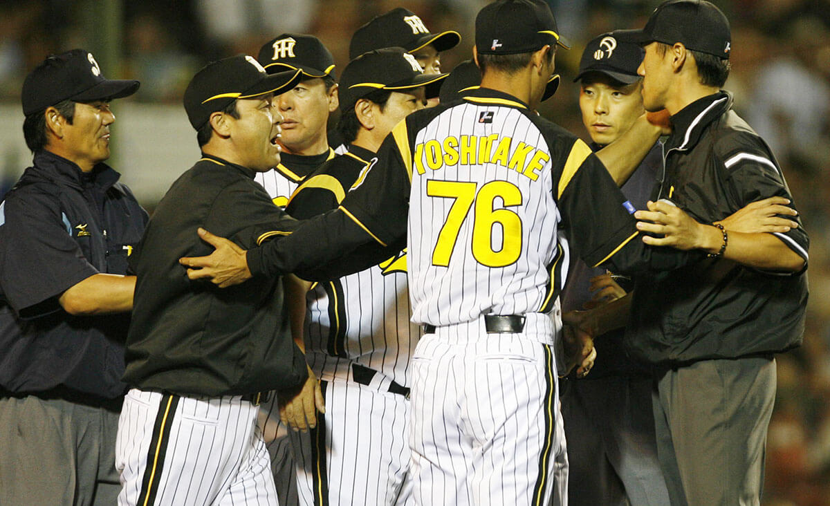 交流戦で大騒動！ ガッツポーズで“乱闘騒ぎ” 岡田監督は“暴力