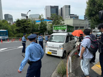「つばさの党」の選挙カー