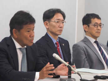 山岸忍さん、中村弁護士、秋田弁護士