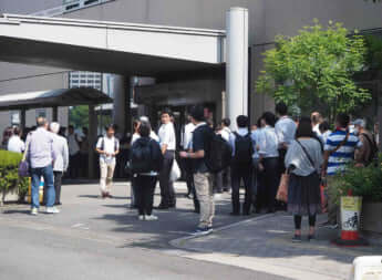 傍聴に駆け付けた人たち