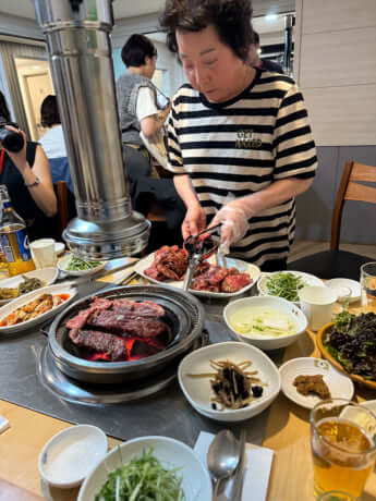 安東カルビを炭火焼で