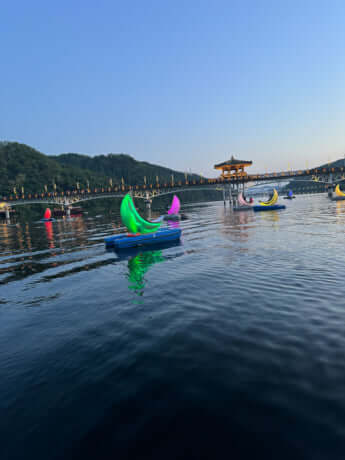 ムーンボートに乗って湖面を漂う