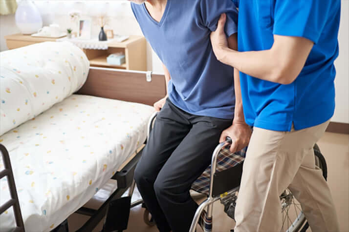 高齢者の介助をする介護士イメージ