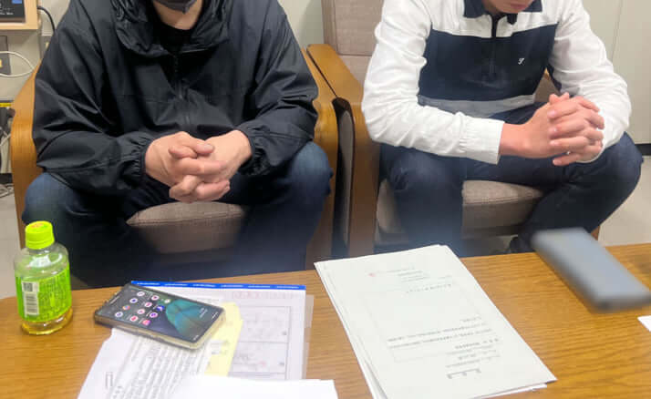 インタビューに応じるAさん（右）と父親（左）