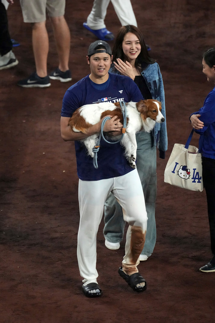 大谷翔平、真美子夫人、デコピン