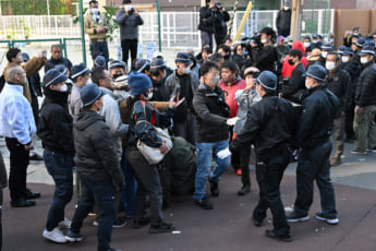 24年47号グラビア 西成暴動_12