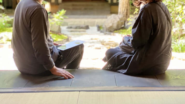 縁側に座って話す男女イメージ