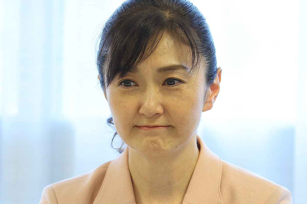 生稲 晃子 夫