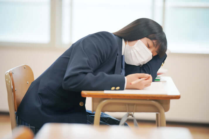 マスクの女子高生イメージ