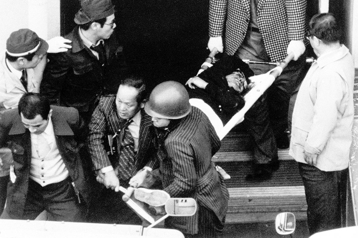 三菱 銀行 立てこもり 事件