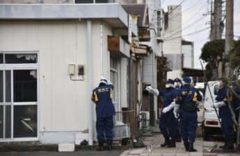 柳瀬宗達の自宅周辺を調べる警視庁の捜査員