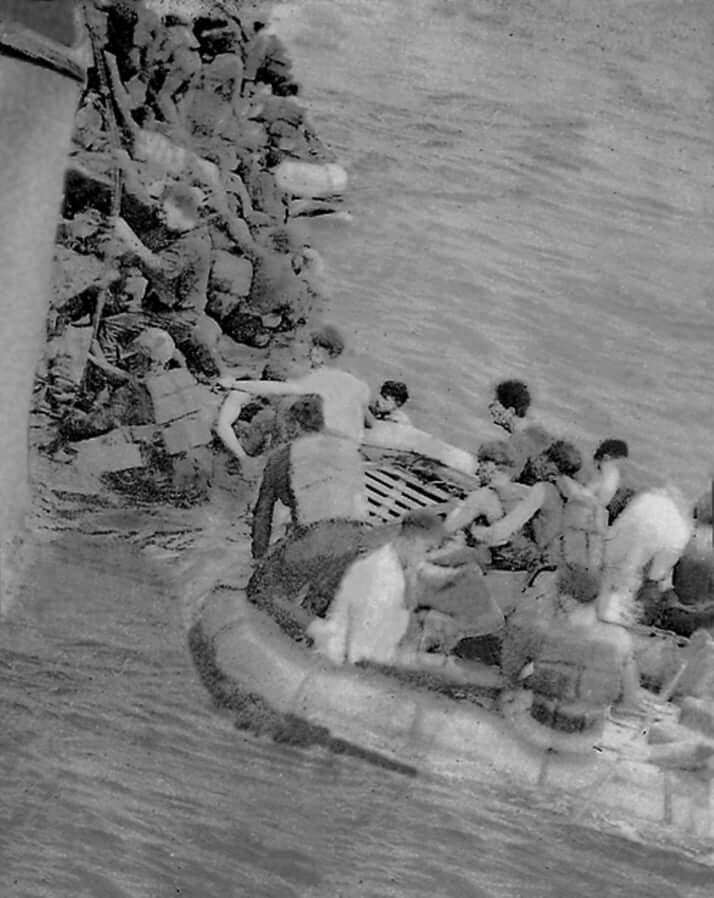 イギリス人YOU」が80年前に祖父を救った日本軍人の墓参り 駆逐艦