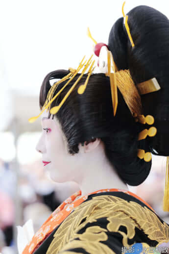 25年11号グラビア 花魁道中_10