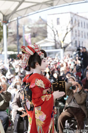 25年11号グラビア 花魁道中_5