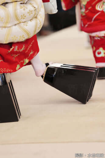 25年11号グラビア 花魁道中_6