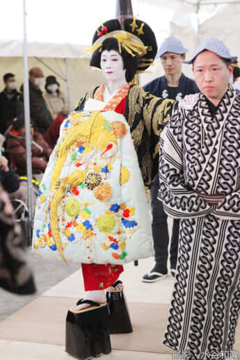 25年11号グラビア 花魁道中_8