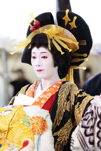 25年11号グラビア 花魁道中_9