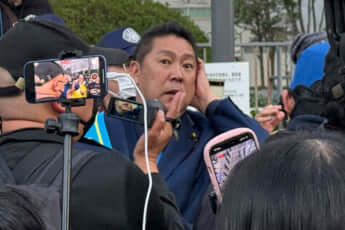 25年12号グラビア 立花孝志_2