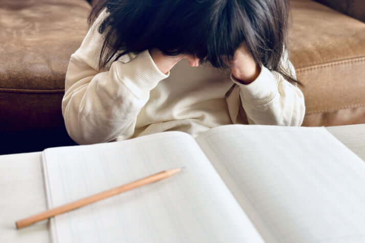 泣きながら勉強する子どもイメージ
