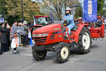 25年14号グラビア トラクター_8