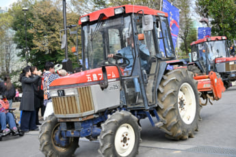 25年14号グラビア トラクター_9