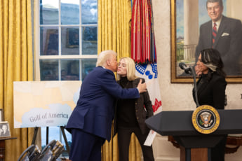 パム・ボンディ、ドナルド・トランプ