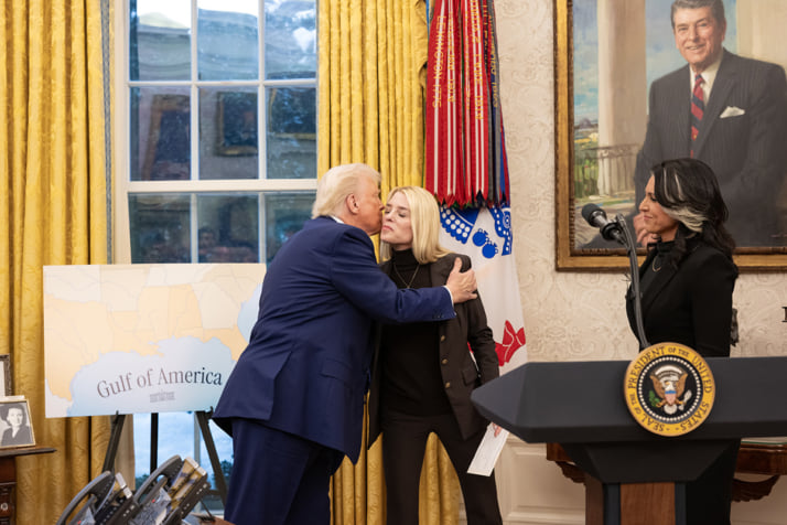 パム・ボンディ、ドナルド・トランプ