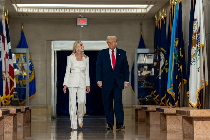 パム・ボンディ、ドナルド・トランプ