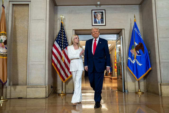 パム・ボンディ、ドナルド・トランプ