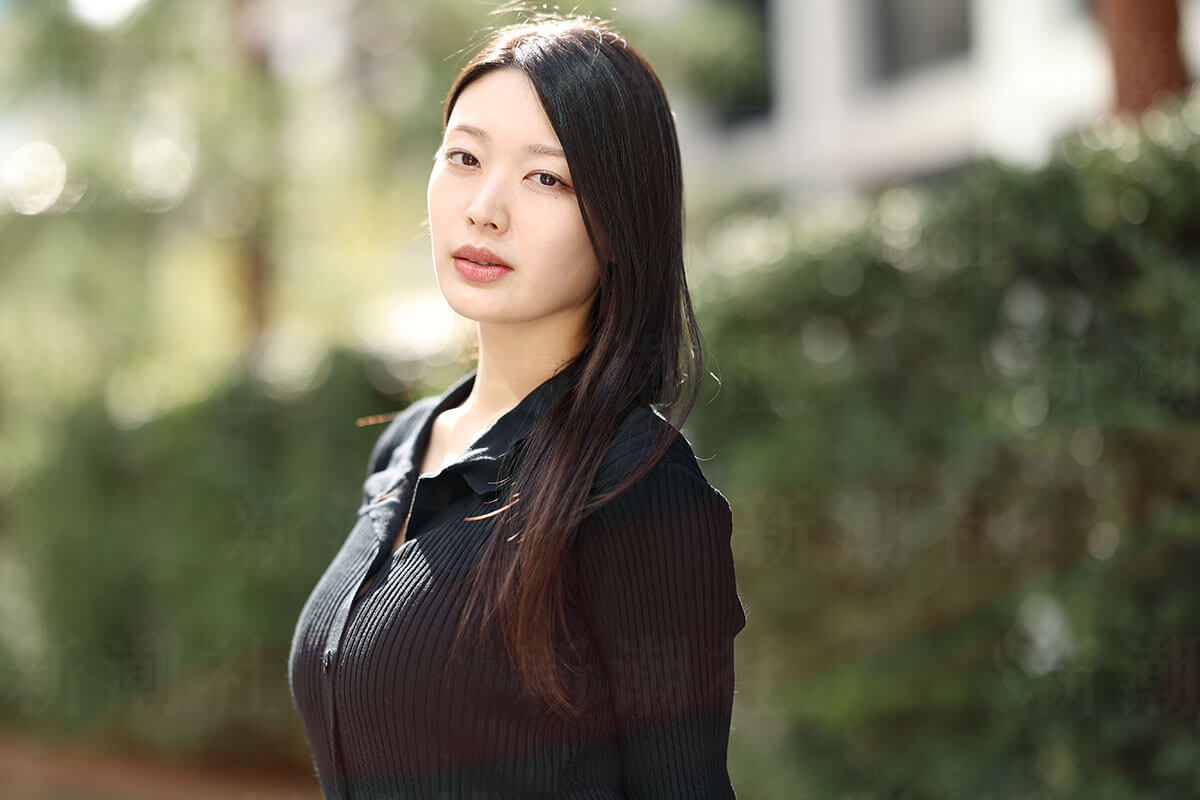 AV 美しすぎるキャビンアテンダント CAを辞めてグラビアへ 「バストトップは絶対出さない」と決めた26歳がバラエティで見せた“もう一つの顔” | デイリー新潮