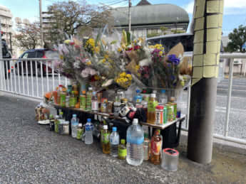 現場に供えられた花