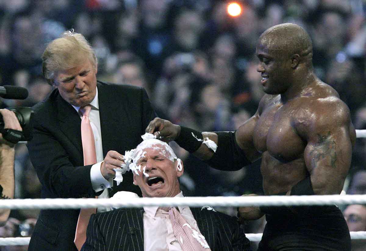 世界を翻弄する「トランプ大統領」を読み解くカギは“プロレス”にあった！　反則技を非難してもヒールが引き立つだけ…「髪切りマッチ」に参戦したことも | デイリー新潮
