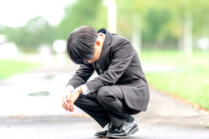落ち込む男性