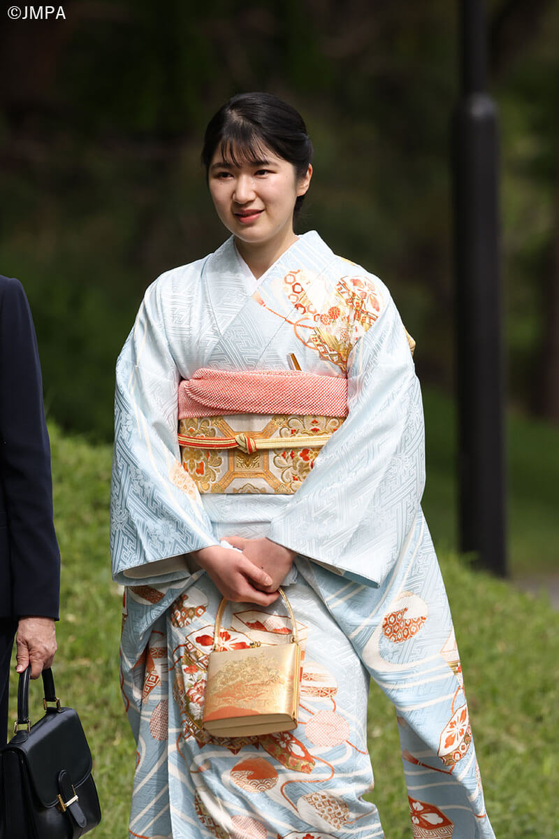 天皇陛下のシャンプーを補充」「愛子さまと花火をしている写真を見せて