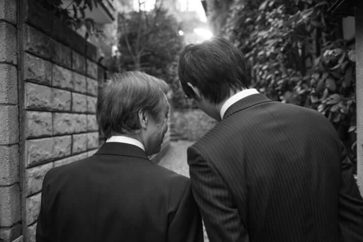 スーツ姿の男性イメージ