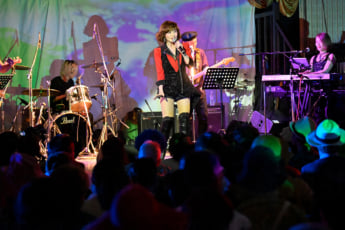 25年18号グラビア 山本リンダ_10