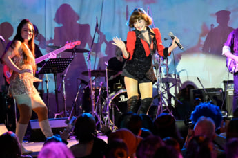 25年18号グラビア 山本リンダ_11