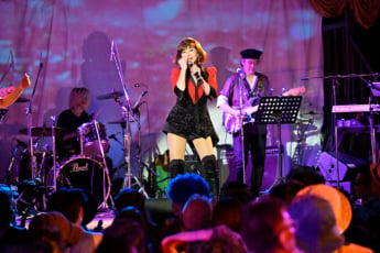 25年18号グラビア 山本リンダ_13