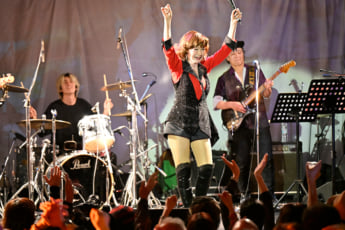 25年18号グラビア 山本リンダ_5