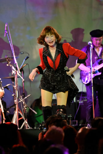 25年18号グラビア 山本リンダ_6